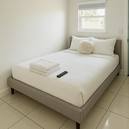 Modern Home - Termpurpedic Queen Bed, Laundry, Free Parkging, Ev Tesla Голливуд Экстерьер фото