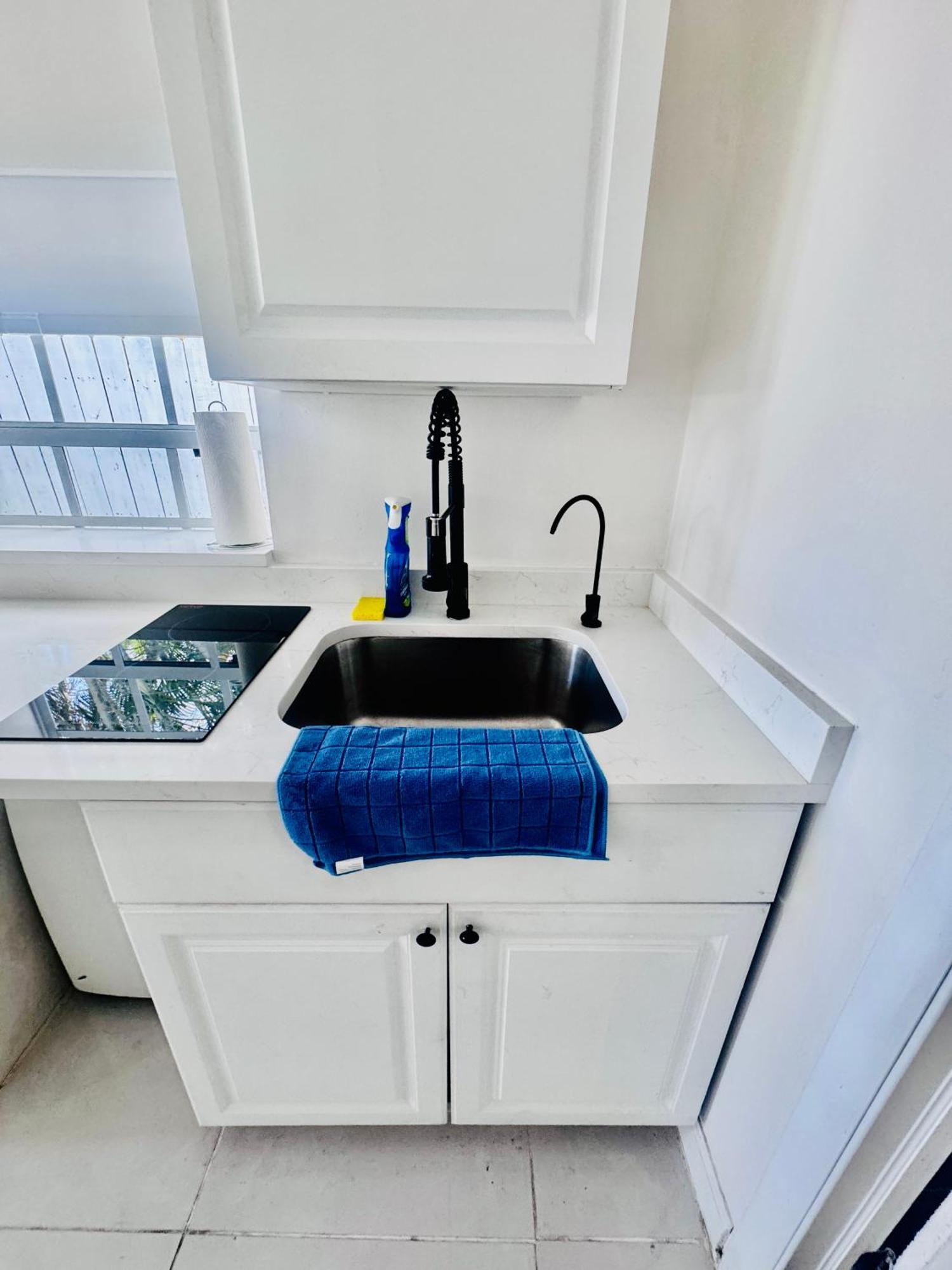 Modern Home - Termpurpedic Queen Bed, Laundry, Free Parkging, Ev Tesla Голливуд Экстерьер фото